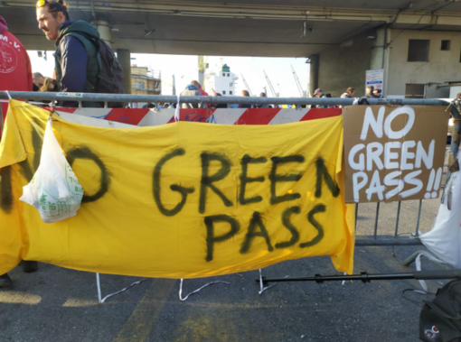 Uno dei momenti della protesta al porto di Genova