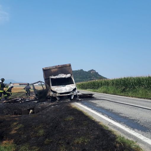 Furgone va in fiamme sulla Provinciale tra Cavour e Barge