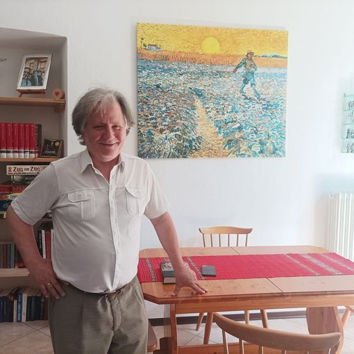 Il pastore Ruggero Marchetti vicino al quadro del Seminatore di Van Gogh
