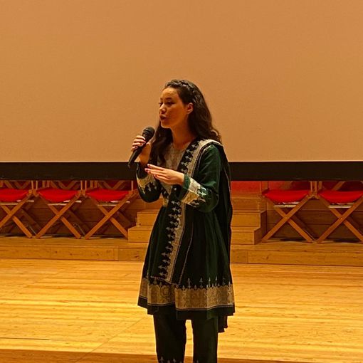 Zarifa Hussaini al Festival delle culture a L’Aquila con l’abito tradizionale Hazara