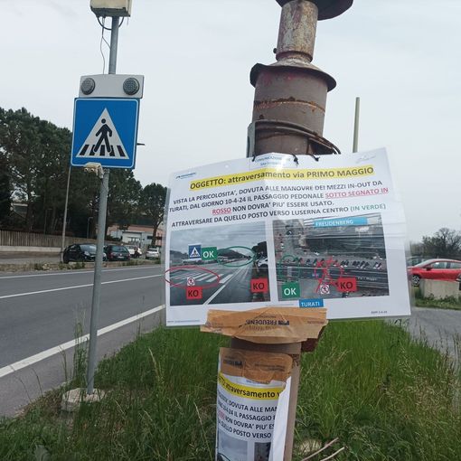 Il cartello che invita a non usare il passaggio pedonale pericoloso