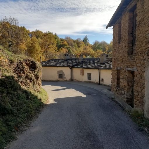 La cassetta dei libri sul muro