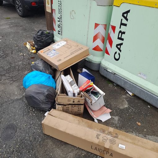 Rifiuti abbandonati fuori da un eco punto