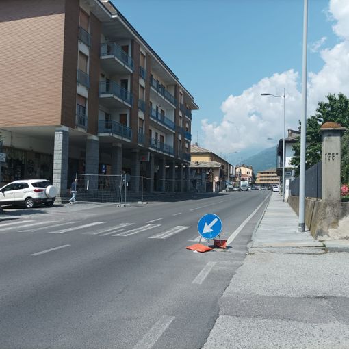 Il tombino in attesa di riparazione dalla scorsa estate