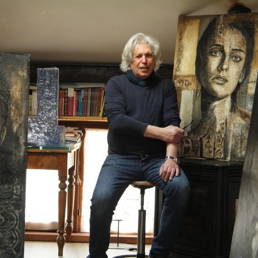 Mariano Carrara con alcune sue opere