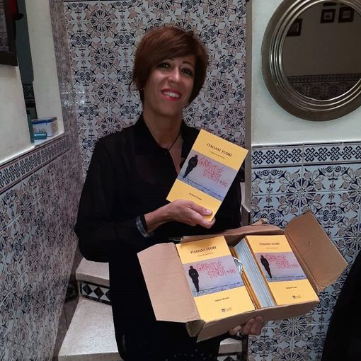 Stefania Picciau con il suo pacco di libri