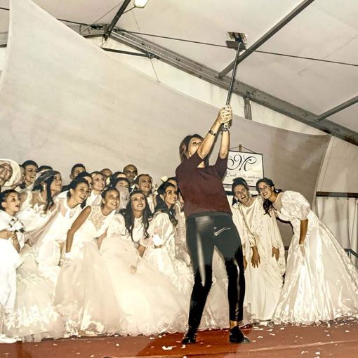 Una sfilata di vestiti da sposa a None al cioccolato