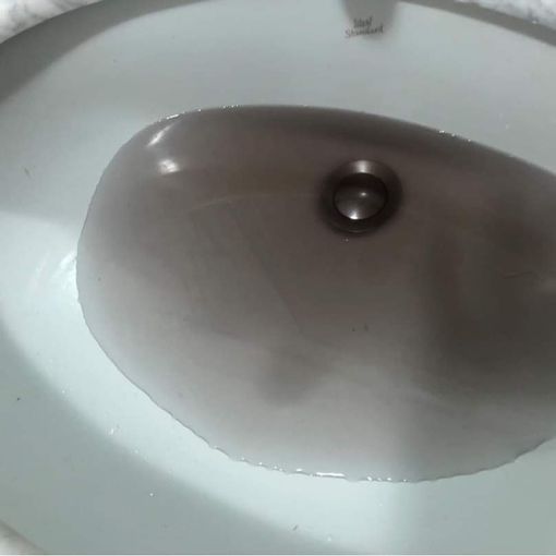 L’acqua sporca che esce dai rubinetti a None