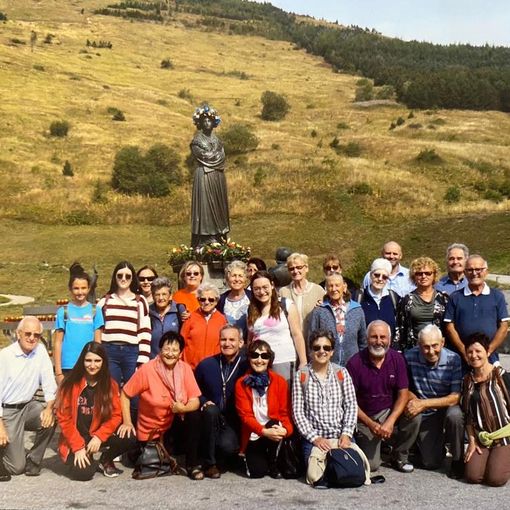 Elda Gamba in prima fila con la camicia a scacchi al pellegrinaggio del 2019 a La Salette