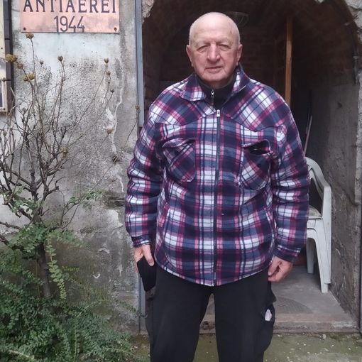 Italo Bernardi fuori dai rifugi antiaerei di via Roma