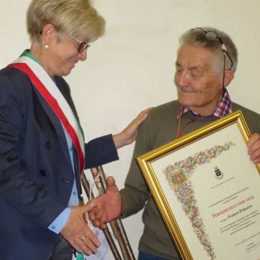 Franco Polastro riceve il premio di ‘Perosino dell’anno’ dal sindaco Nadia Brunetto