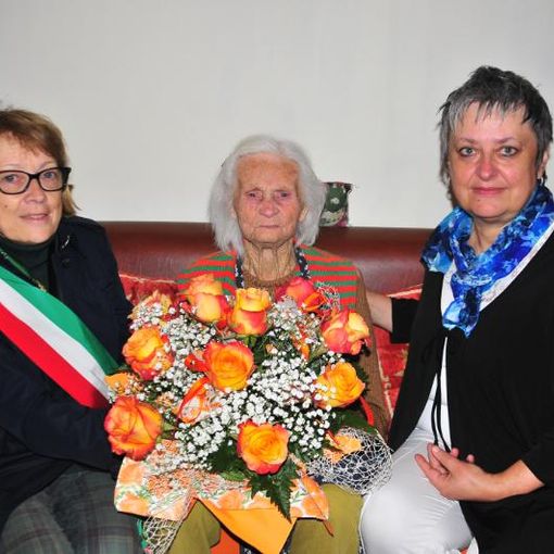 La sindaca Nadia Brunetto consegna i fiori a Olga Dema (foto di Massimo Bosco)