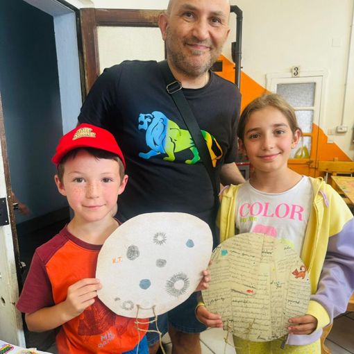 Roberto Pino con due dei bambini che hanno realizzato le decorazioni lunari per la nuova festa perosina