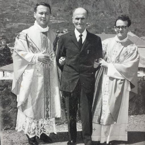 I fratelli don Pietro e don Luigi con il papà Mario