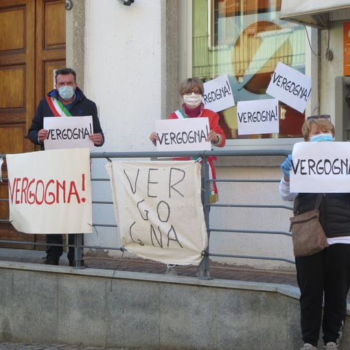 Unicredit di Perosa Argentina, dopo il «vergogna», arrivano i soldi nel bancomat