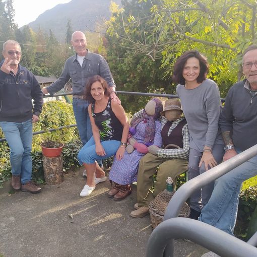 I residenti e villeggianti che si prendono cura della borgata