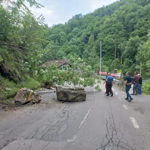 I massi caduti in strada