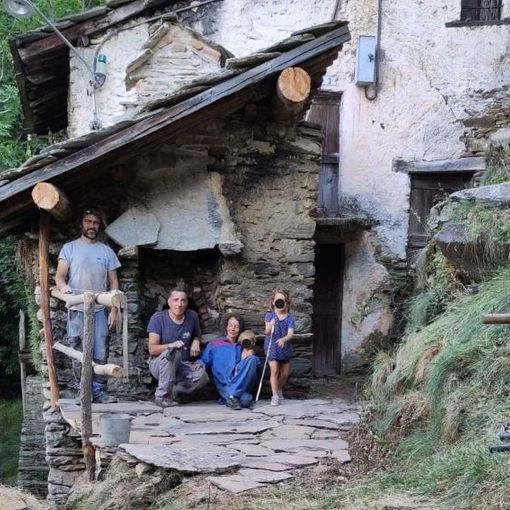 Daniele Salengo, Valdo Poet, Erica Zuccalli con i figli davanti al forno restaurato