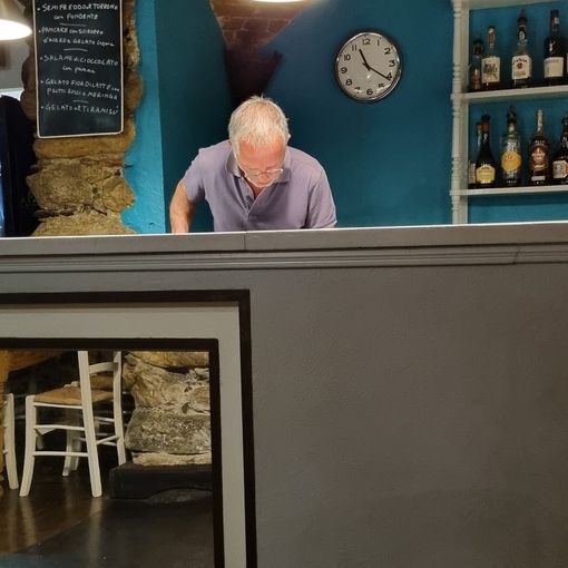 ‘Cenz’ al lavoro nel suo locale