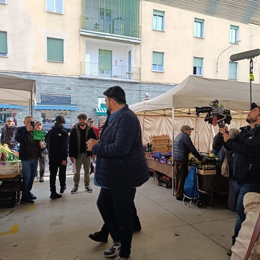Cannavacciuolo al mercato delle cavagne in piazza Roma a Pinerolo (foto di Cinzia Consolati)