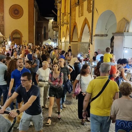 La folla nel centro storico per l’ultima edizione dell’Artigianato