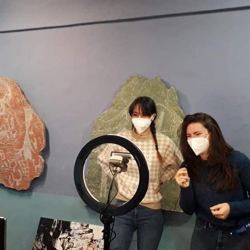 Con una valigia piena di crani e manufatti, gli studenti partono per un viaggio nella preistoria