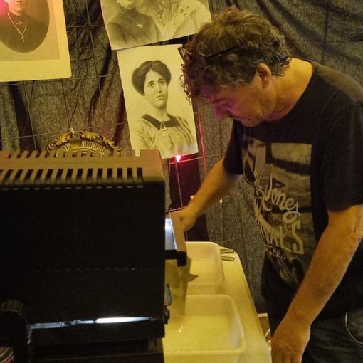 Dario Costantino, nella camera oscura realizzata alla Rassegna