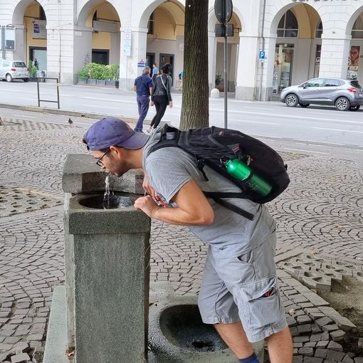 Gioele Urso che si rinfresca alla fontanella di piazza Fontana, all’arrivo