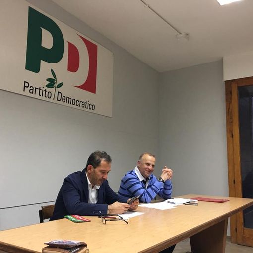 Stefano Ricchiardi (a destra) con il capogruppo del Pd in Consiglio a Pinerolo Luca Barbero
