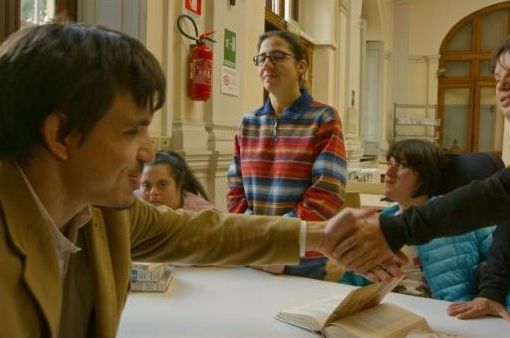 Un’immagine del film girata nella biblioteca di Pinerolo