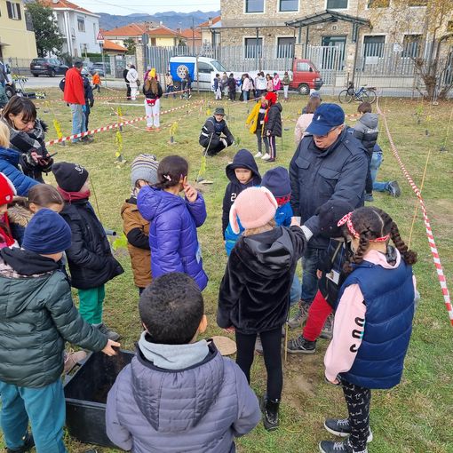 Le piantumazioni in via Toscanini con il Rotary e i bimbi delle scuole