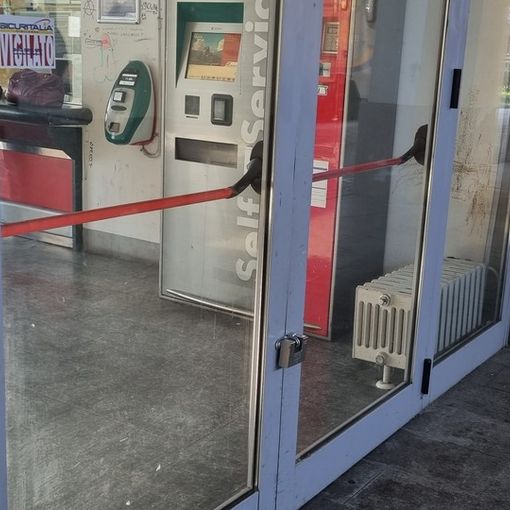 Una delle porte con il maniglione antipatico con il lucchetto chiuso