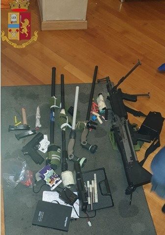 Pinerolo: arrestato in stazione, deteneva armi in casa [FOTO]
