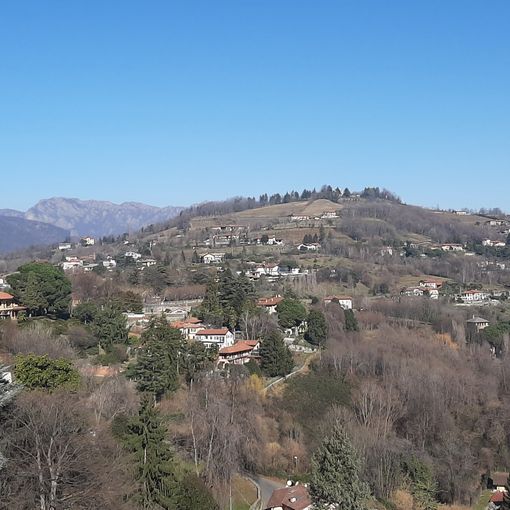 La vista sulla collina dal nuovo solaio del campanile di San Maurizio