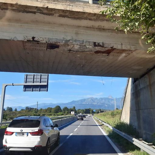 Urto contro un cavalcavia della tangenziale di Pinerolo: «Non ci sono danni strutturali»