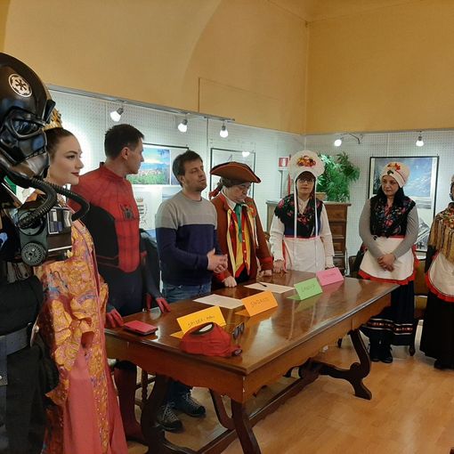 Maschere e cosplayer a Pinerolo per una «parata di gente sgangherata»