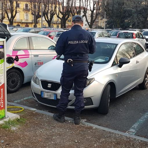 L’intervento dei vigili in piazza Terzo Alpini