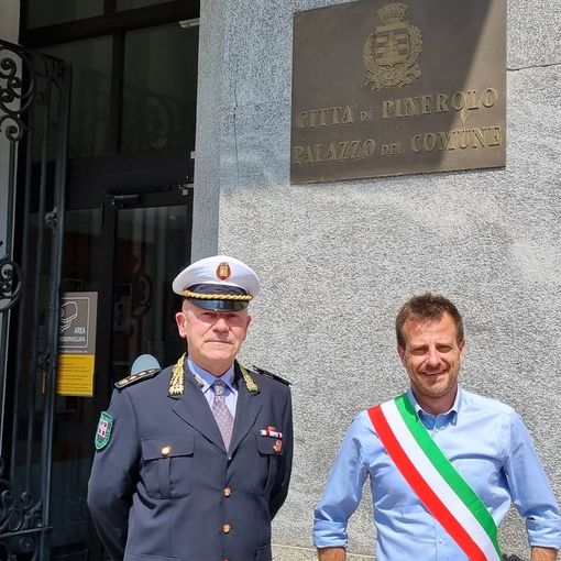 Il comandante Battel con il sindaco Salvai