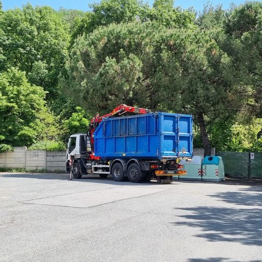 Il camion Acea al lavoro in viale Tosel a Pinerolo