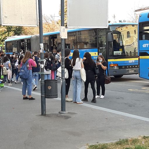 I bus in corso Torino a Pinerolo per riportare gli studenti delle superiori a casa