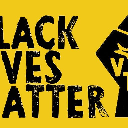 Flash mob a Pinerolo per ricordare George Floyd e sostenere la protesta antirazzista