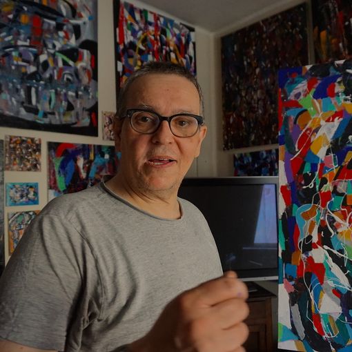 Il pittore Fausto Ghiglia nel suo studio