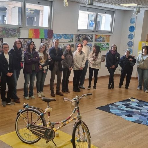 ‘Tessendo Arte: Un giro in cerchio’ esce dalla Sala Caramba per arrivare da domani sulle facciate dei palazzi pubblici di Pinerolo