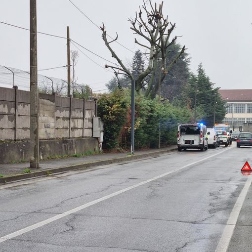 Scontro tra un furgoncino e un’auto a Pinerolo