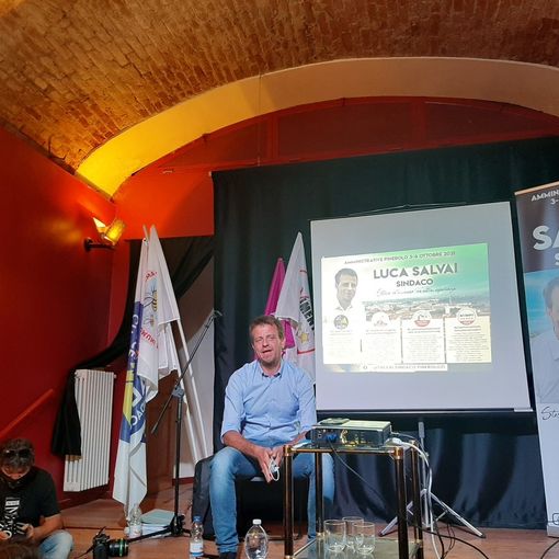 Salvai durante il lancio per la stampa della sua candidatura