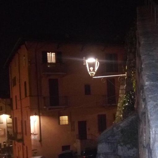 “Le lanterne senza vetri nel centro storico di Pinerolo somigliano a uno ‘scheletro’”