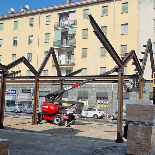 I lavori per la tettoia in piazza Roma