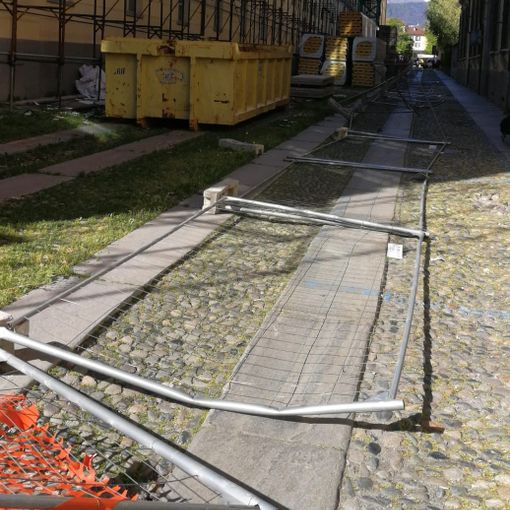 Le recinzioni divelte per colpire il Liceo Porporato