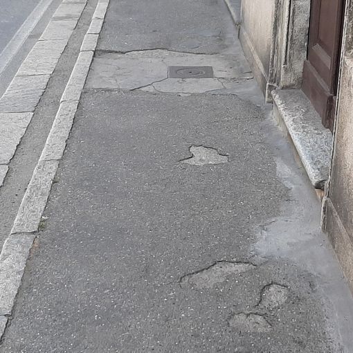 Il tratto di marciapiede in via Saluzzo dove la donna è inciampata