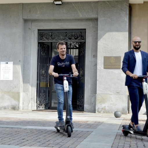 Da sinistra Proietti, Salvai e Daniele presentazione monopattini elettrici Pinerolo (foto di Cinzia Consolati)